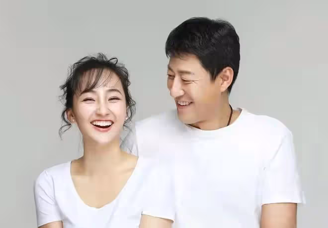 47歲于震慶結婚10周年!與小13歲嬌妻好甜蜜,三娃長相似複製粘貼