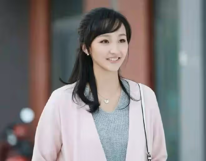 47歲于震慶結婚10周年!與小13歲嬌妻好甜蜜,三娃長相似複製粘貼