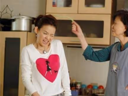 女子每月工資六千給娘家四千,丈夫鬧離婚,女兒生病去借錢她淚目