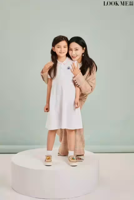 馬雅舒罕帶倆娃拍大片，一對兒女五官混血感強，兒子挺翹鼻太像爸