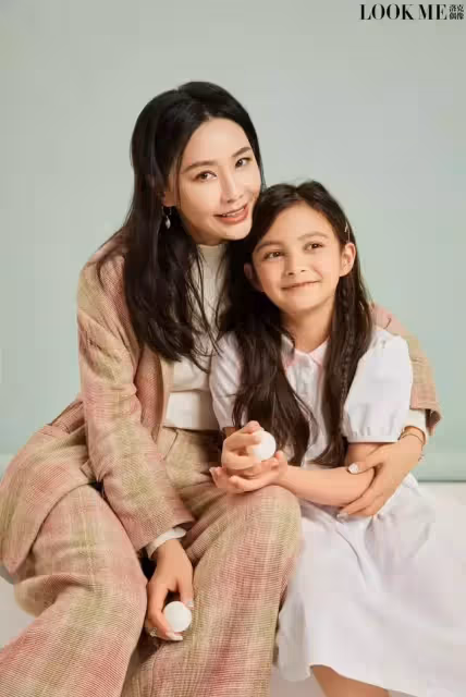 馬雅舒罕帶倆娃拍大片，一對兒女五官混血感強，兒子挺翹鼻太像爸