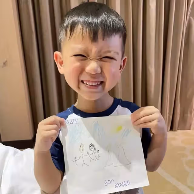 胡杏兒曬7年對比圖慶老公生日，大方摟李乘德親吻，仨娃也罕出鏡