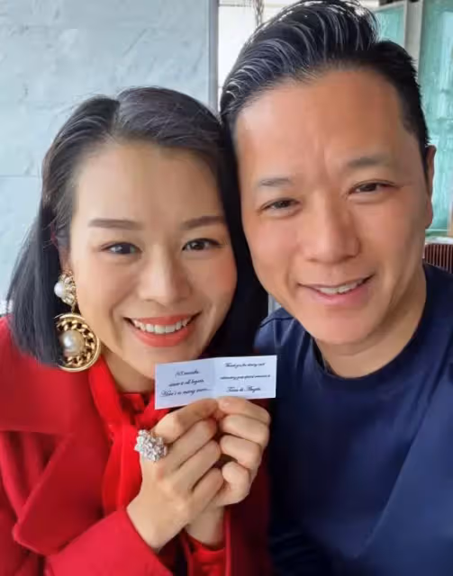 胡杏兒曬7年對比圖慶老公生日，大方摟李乘德親吻，仨娃也罕出鏡