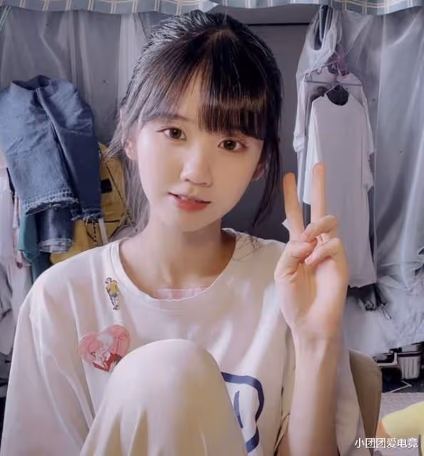 井川里予真不愧是純欲天花板，在校園內閒逛，就被眾多學生求合影