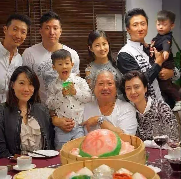 土豪程度令人乍舌！洪金寶難掩蒼老，一家九口住堪比宮殿的超級豪宅，廚房大到可跑圈奢華堪比宮殿！