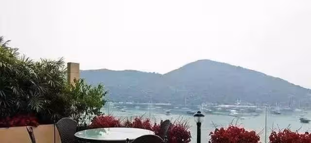 土豪程度令人乍舌！洪金寶難掩蒼老，一家九口住堪比宮殿的超級豪宅，廚房大到可跑圈奢華堪比宮殿！