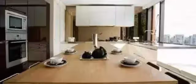 土豪程度令人乍舌！洪金寶難掩蒼老，一家九口住堪比宮殿的超級豪宅，廚房大到可跑圈奢華堪比宮殿！