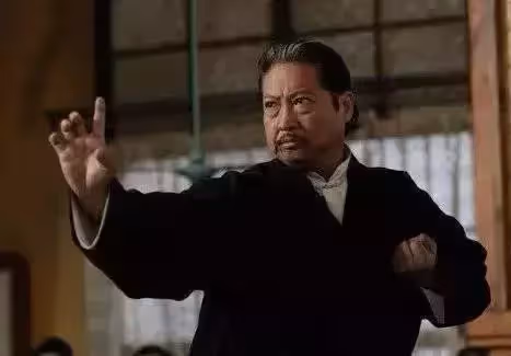 土豪程度令人乍舌！洪金寶難掩蒼老，一家九口住堪比宮殿的超級豪宅，廚房大到可跑圈奢華堪比宮殿！