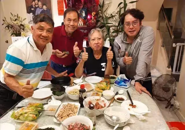 土豪程度令人乍舌！洪金寶難掩蒼老，一家九口住堪比宮殿的超級豪宅，廚房大到可跑圈奢華堪比宮殿！