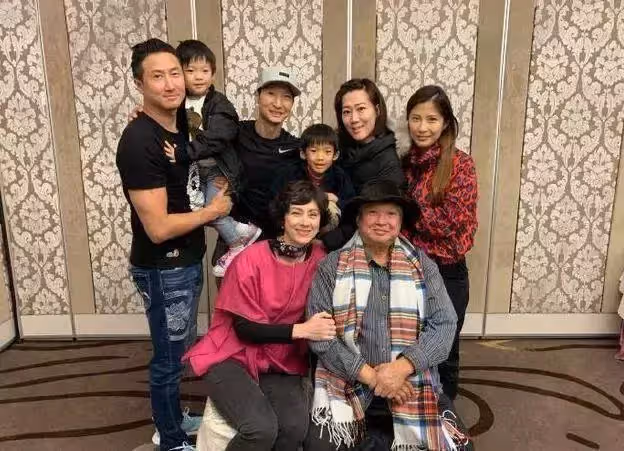 土豪程度令人乍舌！洪金寶難掩蒼老，一家九口住堪比宮殿的超級豪宅，廚房大到可跑圈奢華堪比宮殿！