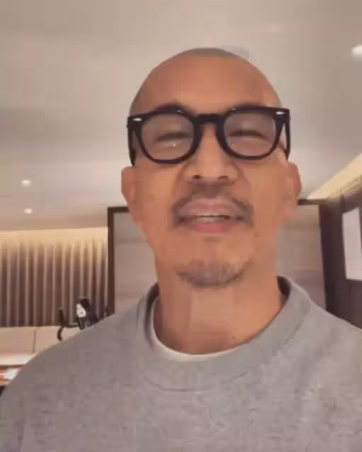 大S老公隔離第6天,頂光頭留鬍鬚露面,對著鏡頭開心比V