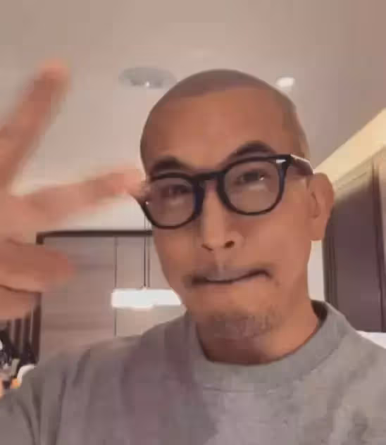 大S老公隔離第6天,頂光頭留鬍鬚露面,對著鏡頭開心比V
