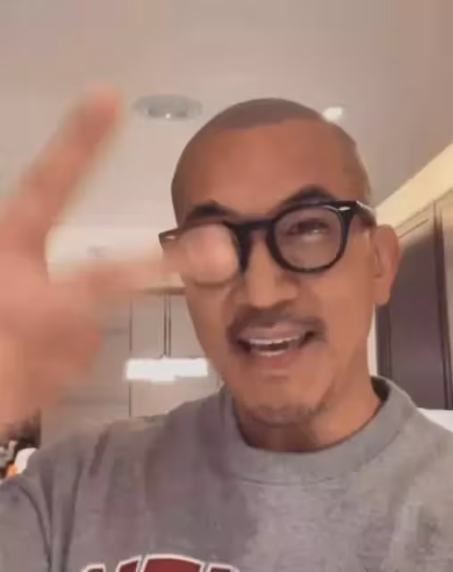 大S老公隔離第6天,頂光頭留鬍鬚露面,對著鏡頭開心比V