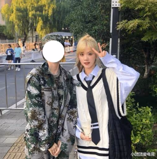 井川里予真不愧是純欲天花板，在校園內閒逛，就被眾多學生求合影