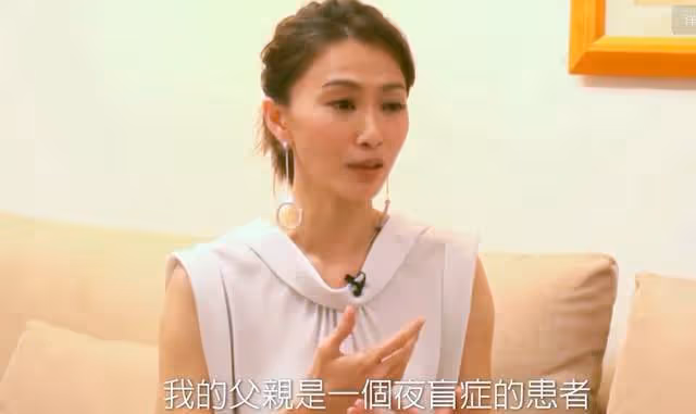 44歲女星怒斥無良商家太噁心，盲父買水果被熟人騙，吃下長蟲梅子