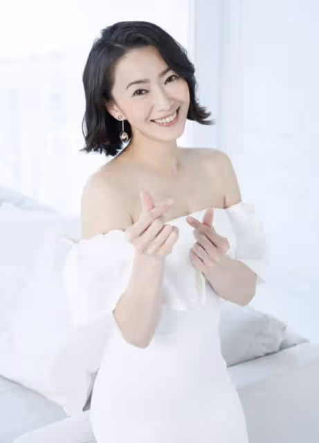 44歲女星怒斥無良商家太噁心，盲父買水果被熟人騙，吃下長蟲梅子