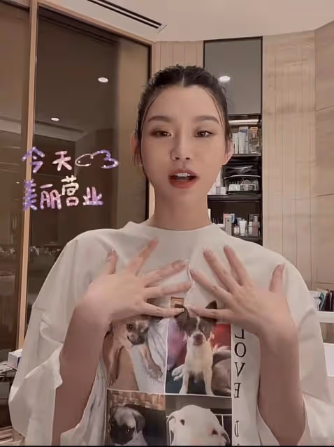 奚夢瑤曬女兒定製款口水巾！花費上千元豪購13條，身後護膚品搶眼