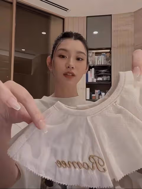 奚夢瑤曬女兒定製款口水巾！花費上千元豪購13條，身後護膚品搶眼