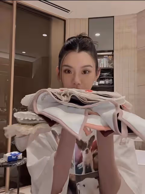 奚夢瑤曬女兒定製款口水巾！花費上千元豪購13條，身後護膚品搶眼