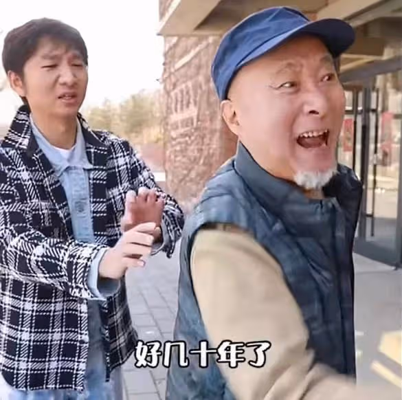 陳佩斯老婆罕曝光，夫妻倆街上吵架指指點點，男方被嚇得連連後退
