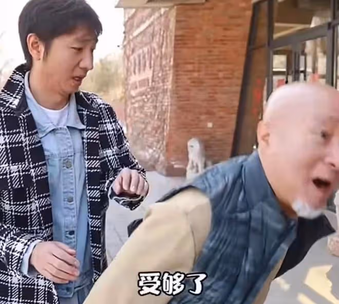 陳佩斯老婆罕曝光，夫妻倆街上吵架指指點點，男方被嚇得連連後退