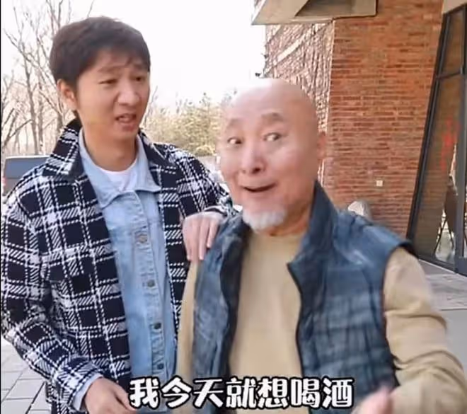 陳佩斯老婆罕曝光，夫妻倆街上吵架指指點點，男方被嚇得連連後退