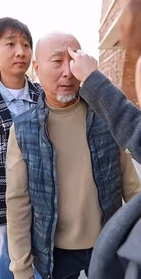 陳佩斯老婆罕曝光，夫妻倆街上吵架指指點點，男方被嚇得連連後退