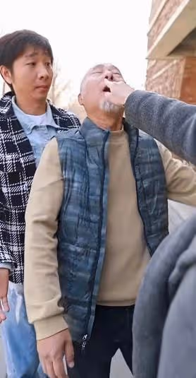 陳佩斯老婆罕曝光，夫妻倆街上吵架指指點點，男方被嚇得連連後退