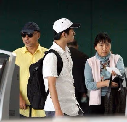陳佩斯老婆罕曝光，夫妻倆街上吵架指指點點，男方被嚇得連連後退