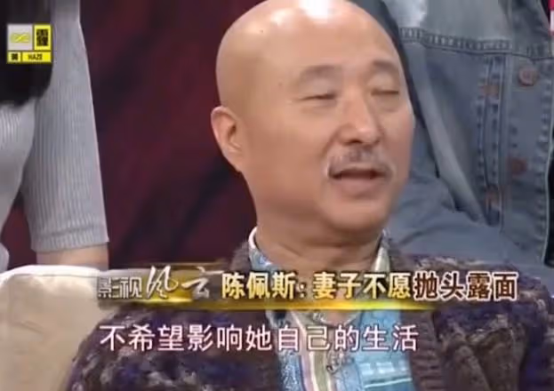 陳佩斯老婆罕曝光，夫妻倆街上吵架指指點點，男方被嚇得連連後退