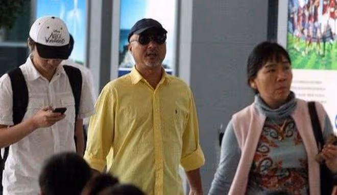 陳佩斯老婆罕曝光，夫妻倆街上吵架指指點點，男方被嚇得連連後退