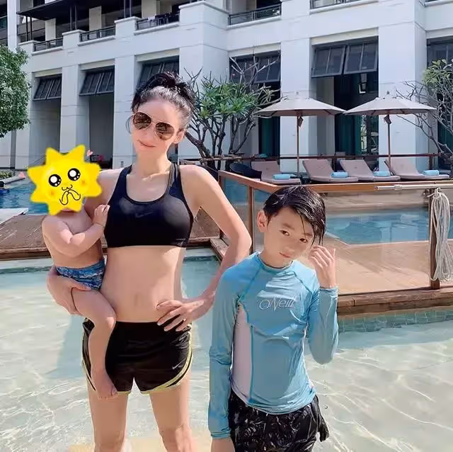 張柏芝二兒子才是「盛世美顏」！顏值反超哥哥，穿衣時髦髮型飄逸，完美遺傳了老爸基因