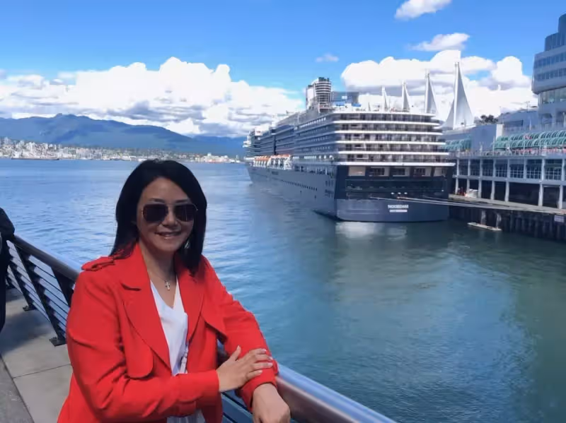 56歲女星崔麗心回娘家！攜導播夫亮相「外貌凍齡氣質依舊」旅居溫哥華「定期返台陪父母」享受退休生活