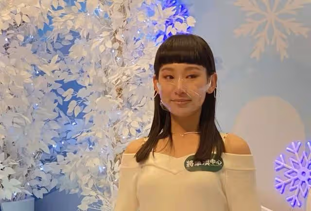 16歲炎明熹因病在台上不慎跌倒由譚俊彥扶起，本人否認因勞累所致
