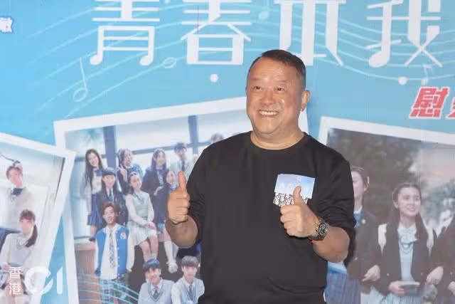 16歲炎明熹因病在台上不慎跌倒由譚俊彥扶起，本人否認因勞累所致
