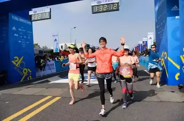36歲張鈞甯純素顏曝光：你以為的「凍齡女神」，99%都是假的