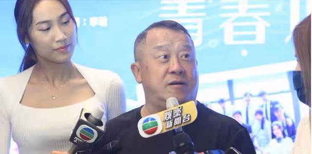 16歲炎明熹因病在台上不慎跌倒由譚俊彥扶起，本人否認因勞累所致