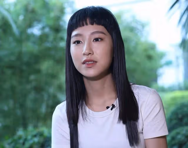 16歲炎明熹因病在台上不慎跌倒由譚俊彥扶起，本人否認因勞累所致