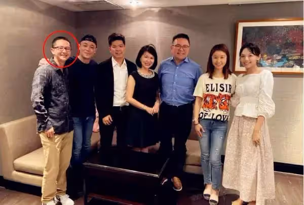 林心如「親弟弟」正臉曝光！與霍建華「摟肩拍照」顏值不輸姐夫 弟妹「站一旁燦笑」氣質淡雅很出眾