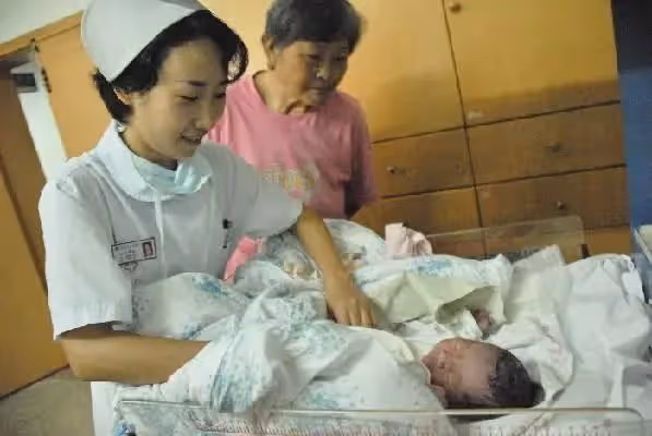 生女兒時婆婆提了一籃雞蛋看我，如今她病了，我提了一隻老母雞！