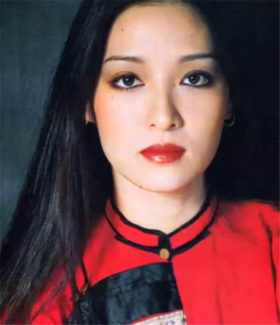 費盡心機追到女神！結婚3個月便離婚「還辱罵她40年」臨終之際「送60朵玫瑰」盼：再見她一面