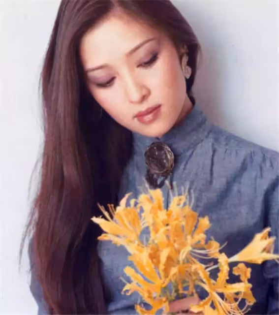 費盡心機追到女神！結婚3個月便離婚「還辱罵她40年」臨終之際「送60朵玫瑰」盼：再見她一面