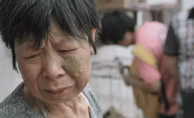 生女兒時婆婆提了一籃雞蛋看我，如今她病了，我提了一隻老母雞！