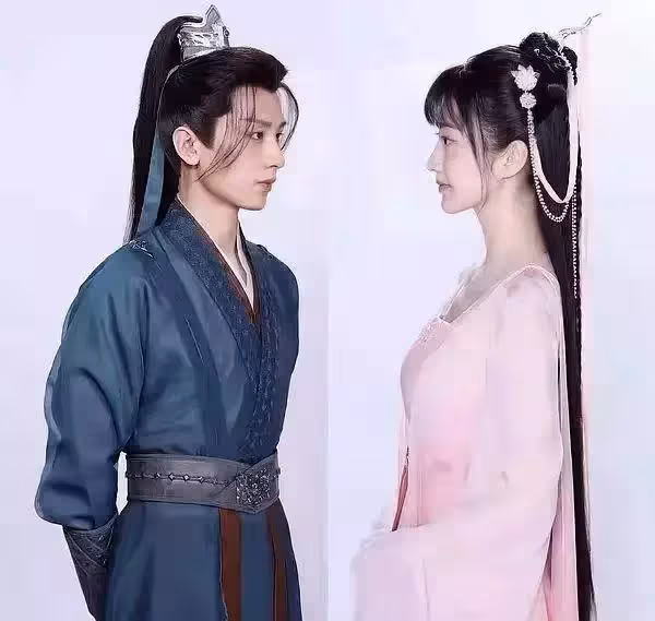 任嘉倫成毅在公司競爭大，公司有意力捧任嘉倫，公司高層眼光獨特