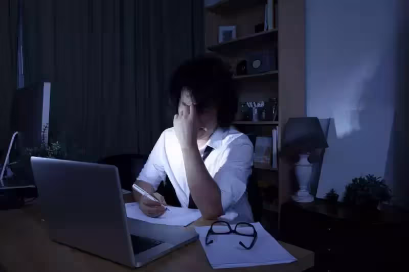 12萬薪水全給媽管!他10年後想結婚買房「看完存摺簿秒愣住」女友心酸安慰:「無法原諒未來婆婆」