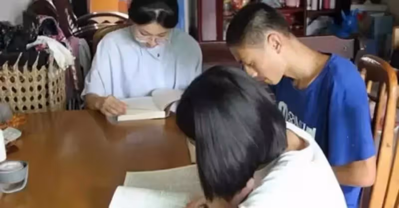 2000年，單親母親在車庫收養16歲孤兒，15年後養子回報她千萬元