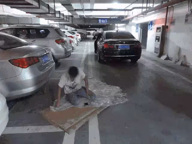 2000年,單親母親在車庫收養16歲孤兒,15年後養子回報她千萬元