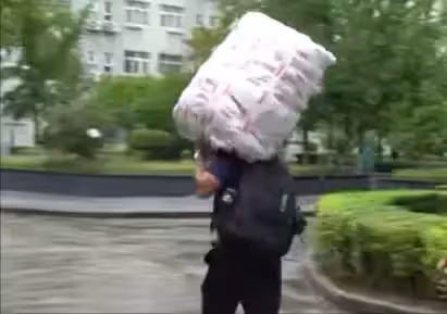 2000年,單親母親在車庫收養16歲孤兒,15年後養子回報她千萬元