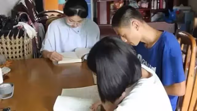 2000年,單親母親在車庫收養16歲孤兒,15年後養子回報她千萬元