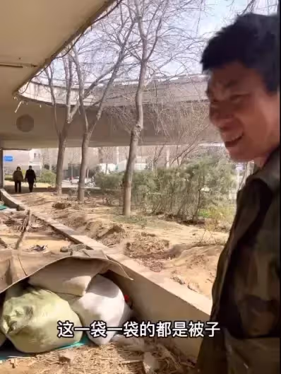 52歲父親火爆全網,2.3億網友破防:身為子女,我很抱歉